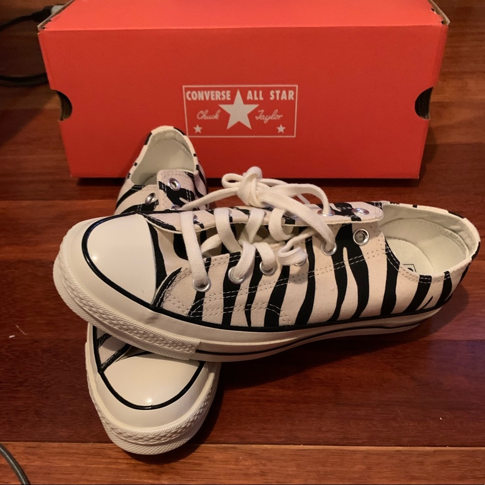 Zebra print converse size 9.5womens
